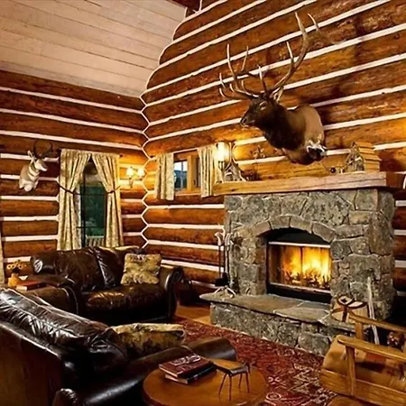 Luxury-Quintessential Montana Retreat! Villa